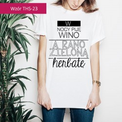 T-shirt W nocy pije wino a...